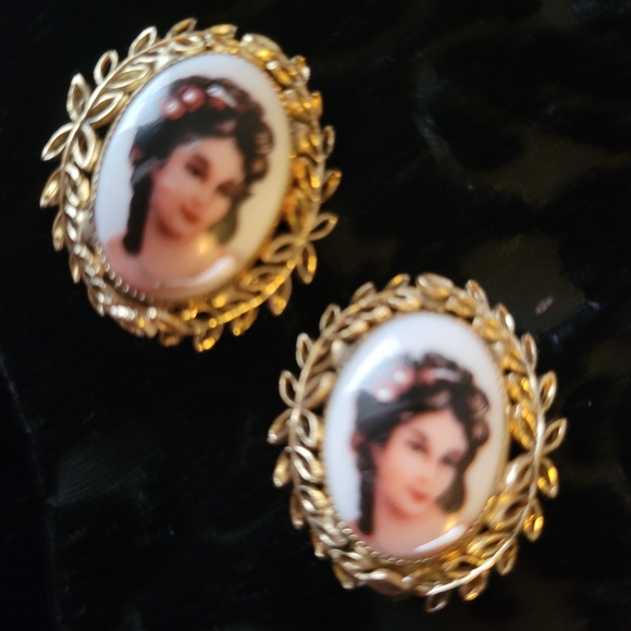 Vintage Whiting & Davis Clip-On Earrings ~ Hand-painted Cameo Limoges, France - Picture 4 of 15